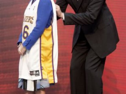 Paul Gasol firma una camiseta de los Lakers a Aguirre en 2009.