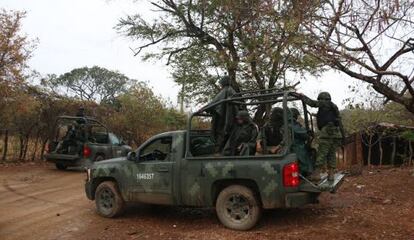 Militares en la comunidad del Salitre, donde desaparecieron 17.