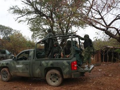 Militares na comunidade de El Salitre, onde 17 pessoas desapareceram.