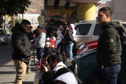 Migrantes que esperaban su cita el día de CBP One quedaron varados en el paso fronterizo de El Chaparral, en Tijuana.