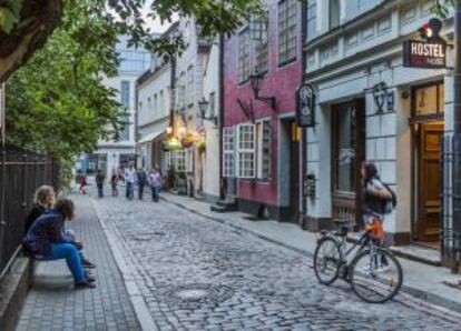 Casas t&iacute;picas en la calle empedrada Jana del centro de Riga.