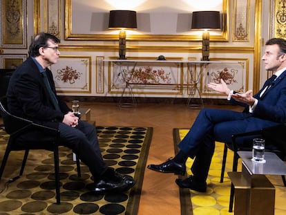 El escritor Javier Cercas (izquierda) y el presidente de Francia, Emmanuel Macron, el lunes en el palacio del Elíseo.