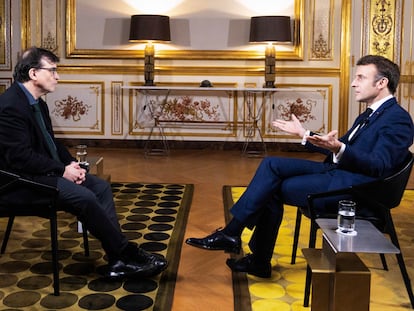 Javier Cercas and Emmanuel Macron in conversation at the Elysée Palace. © LUIS SEVILLANO