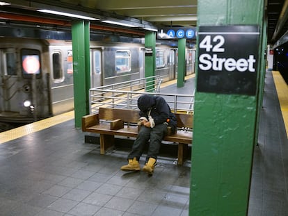 Una persona sin hogar en el Metro de Nueva York.