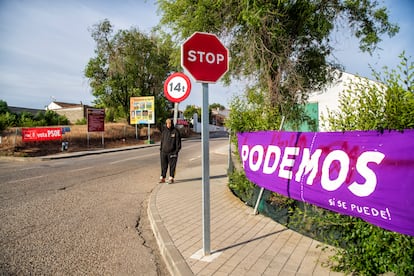 Carteles electorales en la carretera de entrada a Fuentidueña de Tajo.