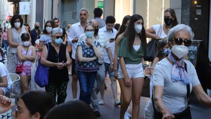 Un grupo de personas pasea por una calle de Sabadell, el pasado agosto.