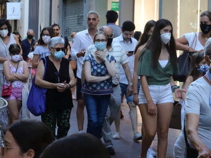 Un grupo de personas pasea por una calle de Sabadell, el pasado agosto.