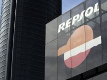 Vista del logotipo de la compa&ntilde;ia petrolera Repsol,  en su sede del Paseo de la Castellana en Madrid. 