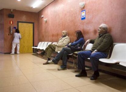 Tres pacientes aguardan en un centro de salud de Osakidetza en Vitoria.