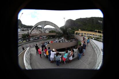 Eleitores fazem fila esperando a abertura do colégio eleitoral na Favela de Rocinha no Rio de Janeiro.