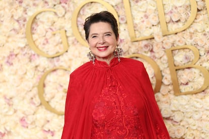 Isabella Rossellini, que estaba nominada a mejor actriz de reparto por su papel en 'Conclave' apareció con un elegante vestido rojo de encaje. 