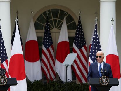 El presidente de Estados Unidos, Joe Biden, y el primer ministro japonés, Fumio Kishida, en su rueda de prensa en la Rosaleda de la Casa Blanca  h