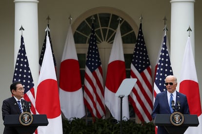 El presidente de Estados Unidos, Joe Biden, y el primer ministro japonés, Fumio Kishida, en su rueda de prensa en la Rosaleda de la Casa Blanca  h