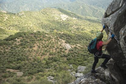 La sierra de Ronda posee la mayor concentración de vías ferratas de nuestro país, lo que permite realizar varias en un fin de semana. La de Benaoján fue la primera en instalarse y su baja altura, la cercanía al pueblo y sus maniobras variadas, incluyendo un puente tibetano y una ferrata infantil, la convierten en ideal para darse iniciarse y familiarizarse con el material de seguridad y la progresión. Inicio: Riscos a la entrada del pueblo de Benaoján. Tiempo: una hora y media (ida y vuelta). Dificultad: Baja