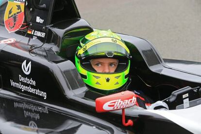 Mick Schumacher es prepara per a una volta de la prova al circuit d'Oschersleben.