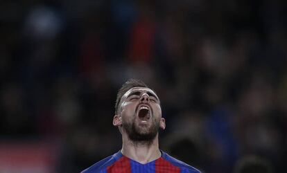 Alcácer festeja con rabia su gol al Hércules.