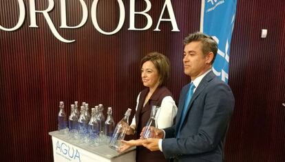 Presentación de la jarra diseñada para promover el uso del agua de grifo en Córdoba.