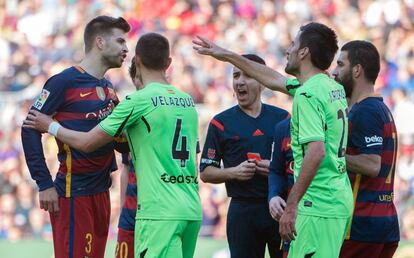 Piqué se enfrenta a los jugadores del Getafe durante el partido en el Camp Nou.