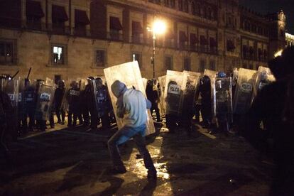 Un joven es rodeado por policías en el Zócalo