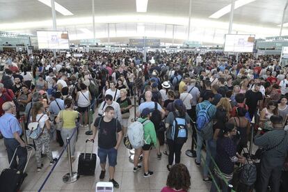 Lines at the security checkpoint in El Prat on Monday.