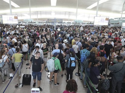 Cues als controls de seguretat de l'aeroport del Prat aquest agost.