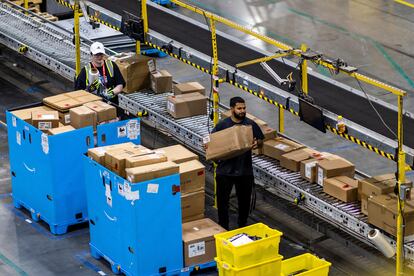 Trabajadores de Amazon durante el Cyber Monday en un centro logístico de Robbinsville, Nueva Jersey, Estados Unidos.