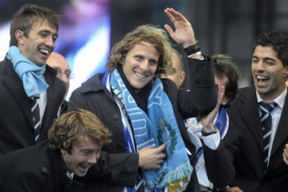 De izquierda a derecha, Muslera, Lugano, Forlán y Luis Suárez durante la ceremonia de bienvenida a la selección uruguaya tras el mundial.