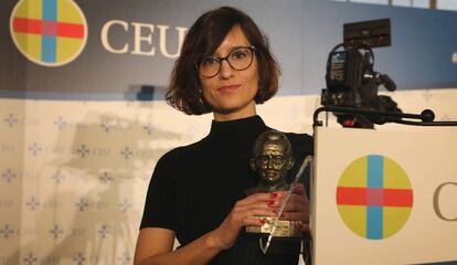 La periodista de EL PAÍS Ana Torres recoge el premio CEU Ángel Herrera.