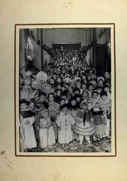 El edificio del arquitecto Antonio Palacios, diseñado en 1919, ha custodiado históricamente el baile de máscaras de Madrid conservando la fiesta como una tradición que cumple más de 120 años.