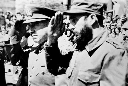 Foto de archivo de 1971, que muestra al líder cubano Fidel Castro junto al General Augusto Pinochet entonces comandante de la guarnición de Santiago de Chile, durante una visita oficial de Fidel Castro al régimen de Allende.
