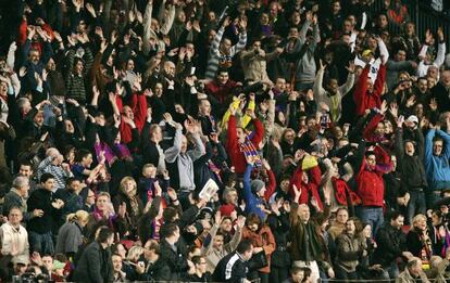 Aficionados del Bar&ccedil;a, en el Camp Nou.