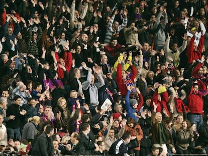 Aficionados del Bar&ccedil;a, en el Camp Nou.