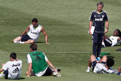 El técnico portugués José Mourinho observa a sus jugadores durante el entrenamiento.