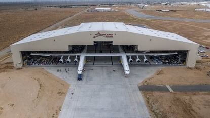 El responsable del colosal avión de lanzamiento de cohetes anunció que el futuro de los viajes espaciales está más cerca de ser probado. En la imagen, el Stratolaunch saliendo del hangar en el desierto de Mojave, California.