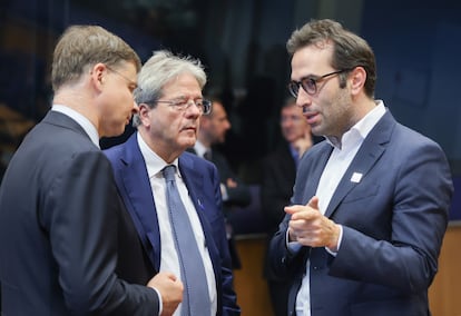 Desde la izquierda: el vicepresidente de la Comisión Europea, Valdis Dombrovskis, el comisario de Economía y Finanzas, Paolo Gentiloni, y el ministro de Economía español, Carlos Cuerpo, en una reunión del o