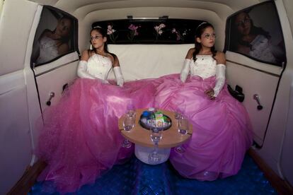 Las gemelas Laura y Belén, retratadas en una limusina en el día de su 15 cumpleaños. En muchos países de América Latina esta celebración marca el paso de la infancia a la madurez. Fotografía finalista en la categoría de Artes y Cultras (© Myriam Meloni, Italia, Sony World Photography Awards)