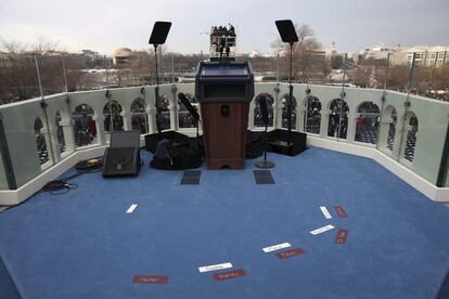 Marcas en el estrado para situar a los familiares del presidente estadounidense, Barack Obama, y del vicepresidente, Joe Biden, horas antes de su discurso inaugural.