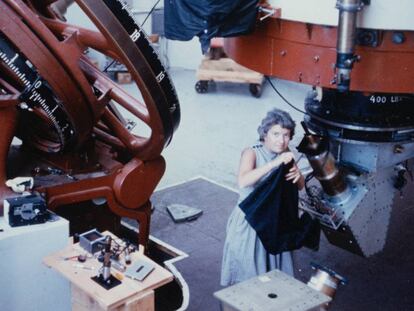 La astr&oacute;noma Vera Rubin en el telescope Flagstaff.