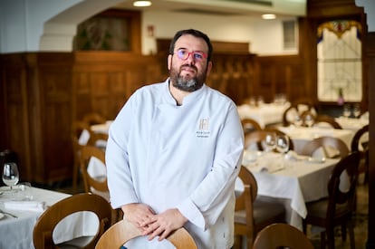 Luis Salcedo, de 43 años, dirige la cocina del restaurante, en el que también trabajan sus padres y su hermano.