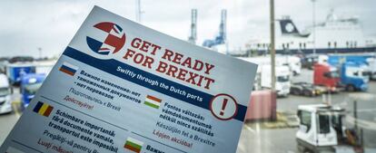 Un folleto informativo sobre el Brexit, distribuido en el puerto de Róterdam (Holanda).