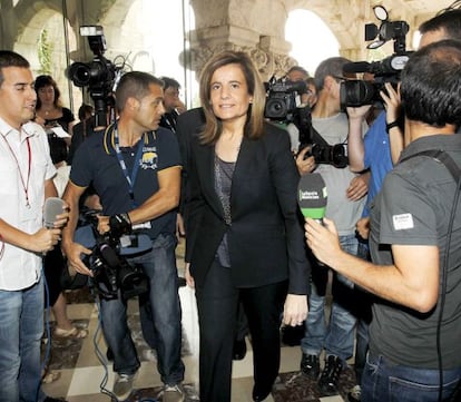 La ministra de Empleo y Seguridad Social, Fátima Báñez, a su llegada a la Universidad Internacional Menéndez Pelayo.