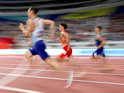 Adrian Ben (en el centro) en la serie de los 800 metros.  