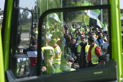 Un grupo manifestantes cortan la carretera en Badajoz, en el punto kilométrico 407 de la A5.