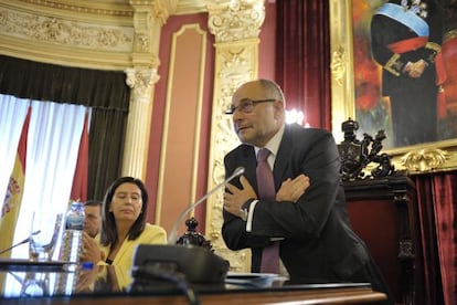 Francisco Rodr&iacute;guez se despide de la alcald&iacute;a de Ourense durante el pleno extraordinario.