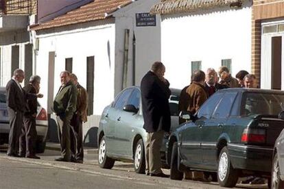 Un grupo de vecinos de Gálvez, junto a la puerta del domicilio donde se produjo el homicidio.