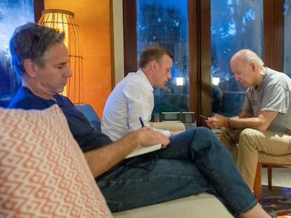 El secretario de Estado Antony Blinken y el asesor nacional de seguridad Jake Sullivan con el presidente Joe Biden durante una conversación con el presidente polaco Andrzej Duda