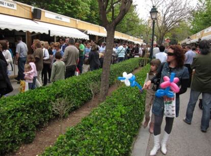 Visitantes de la Fira del Llibre de Valencia en los jardines de Viveros.