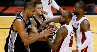 Duncan, a la izquierda, lucha por el balón con Lebron, junto a Green y Wade.