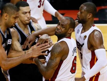 Duncan, a la izquierda, lucha por el balón con Lebron, junto a Green y Wade.