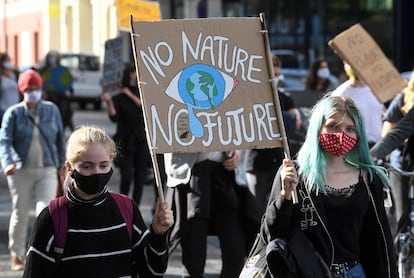 Dos jóvenes alemanas, en una protesta en Hamburgo el Día Mundial de la Acción Climática